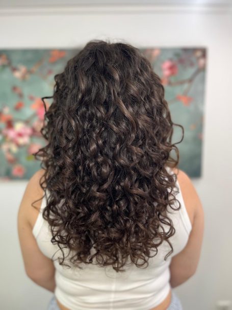 Individuell geschnittene Locken mit natürlicher Bewegung und Definition.