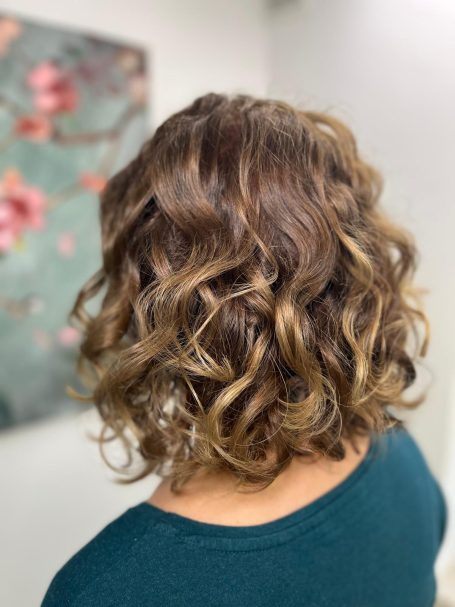 Lockenschnitt für natürliche Locken und Wellen – angepasst an das individuelle Haarverhalten.