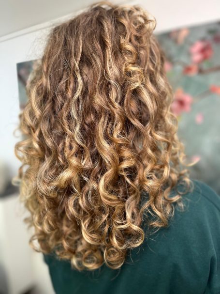 Ergebnis eines Lockenschnitts für natürliche Locken mit Fokus auf Struktur, Textur und Haarverhalten.